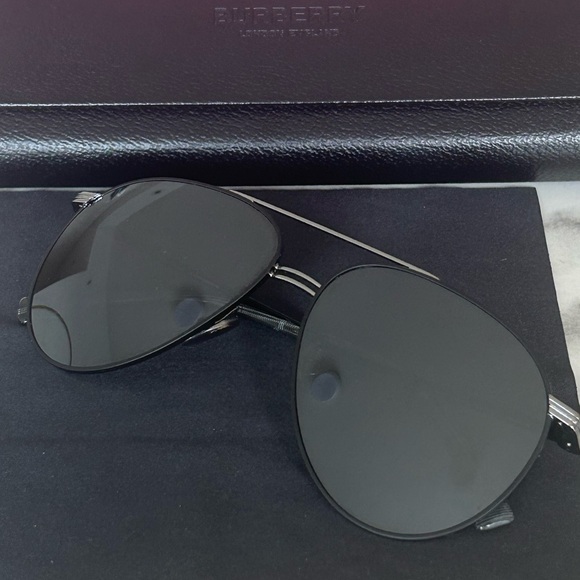 BURBERRY // AVIATOR SUNGLASSES 🖤 - Picture 2 of 8